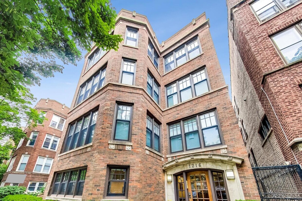 Primary Photo - 1216 E Hyde Park Blvd