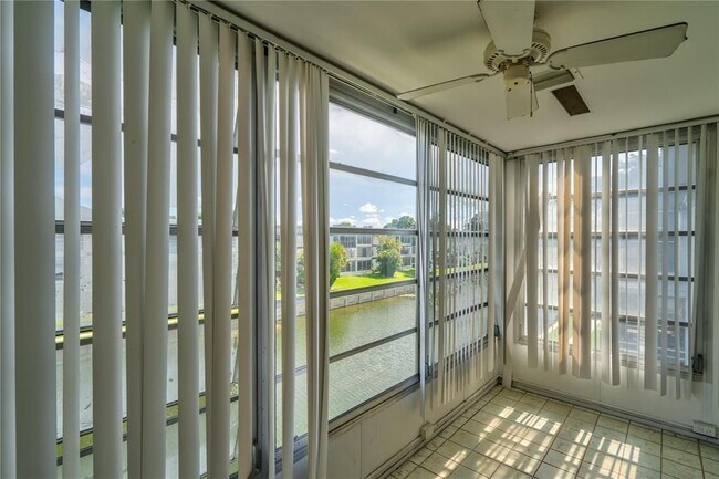 Foto del edificio - 8350 Sands Point Blvd