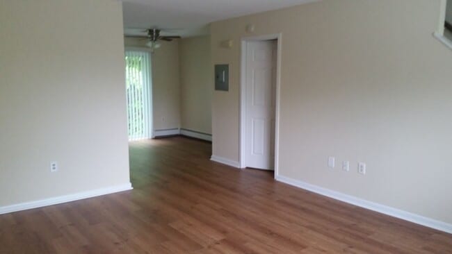 Building Photo - Spacious 2 Bedroom Apartment