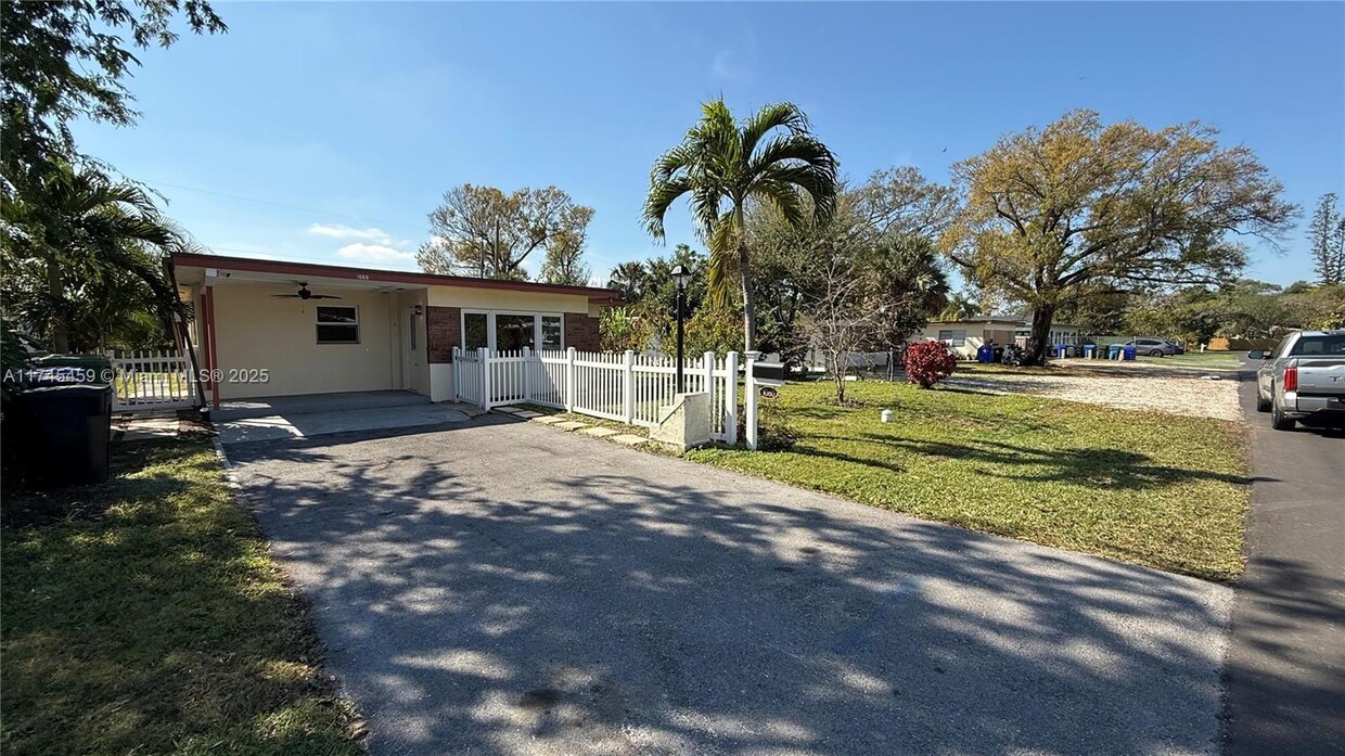 Foto principal - 1060 SW 29th St