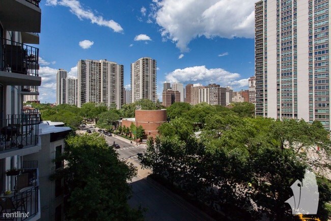 Building Photo - 1250 N La Salle Dr