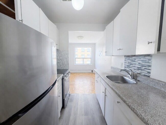 Photo du bâtiment - 420 Eglinton Ave E