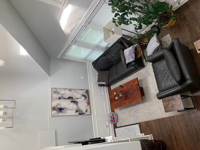 Foto del edificio - 2423 N Marshfield Ave
