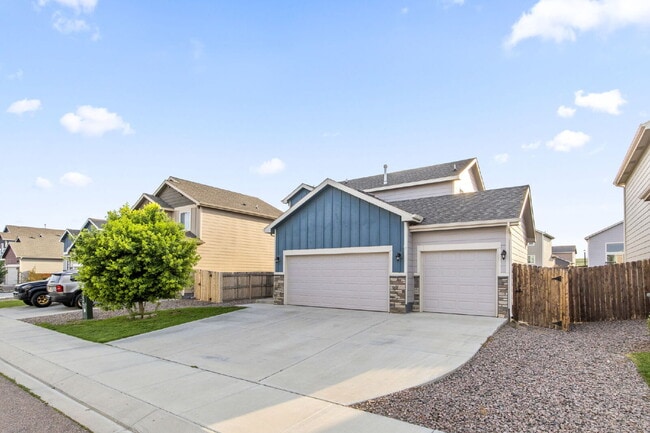 Foto del edificio - Gorgeous home with a finished basement, 3-...