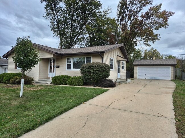 Building Photo - 2230 Evergreen St NE