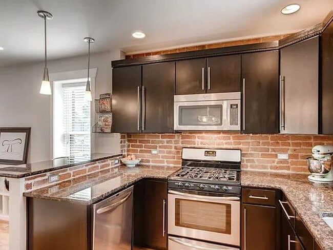 Building Photo - Charming End-Unit Townhome for Rent in Cur...