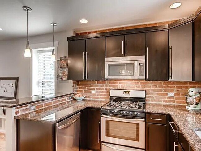 Foto del edificio - Charming End-Unit Townhome for Rent in Cur...