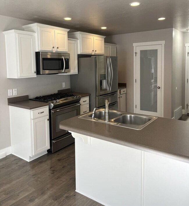 Building Photo - Beautiful 3 Bedroom Townhome in Bluffdale