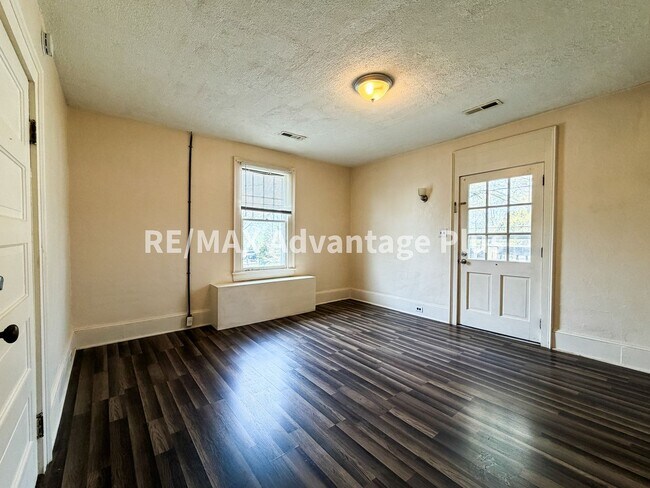 Building Photo - 106 Grove St