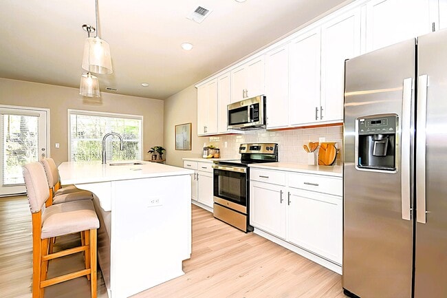 Building Photo - 814 Calvin Pk Dr