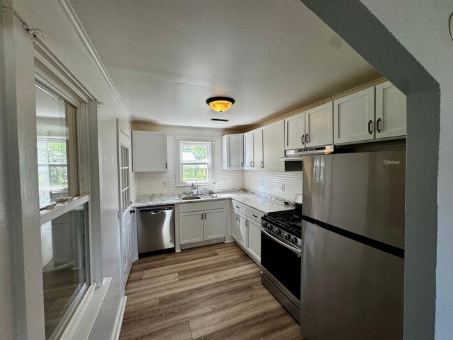Foto del edificio - Updated 2 Bed Ranch Home w/ Huge Fenced Yard, Attached Garage & No Stairs – Moline
