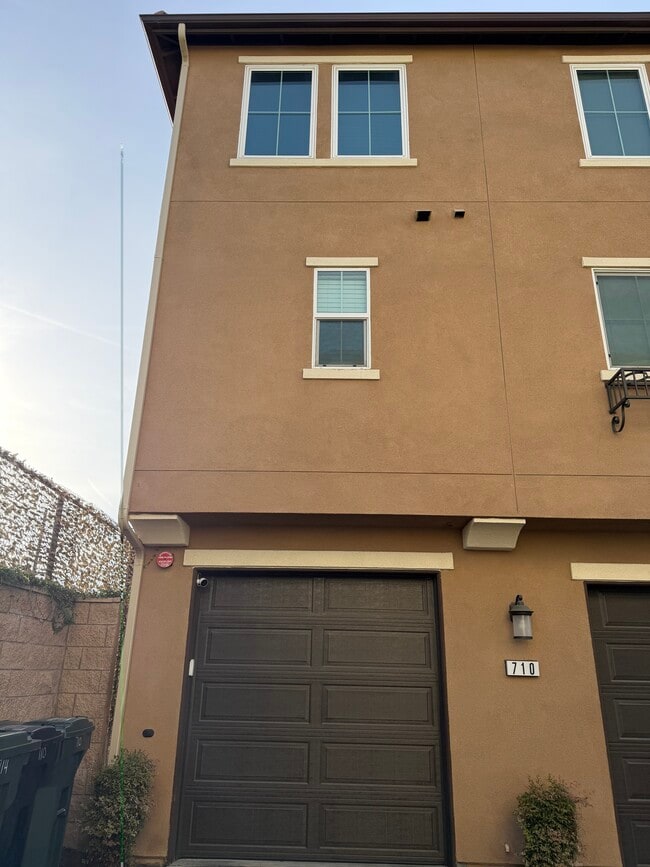 Building Photo - 710 N Ethan Way