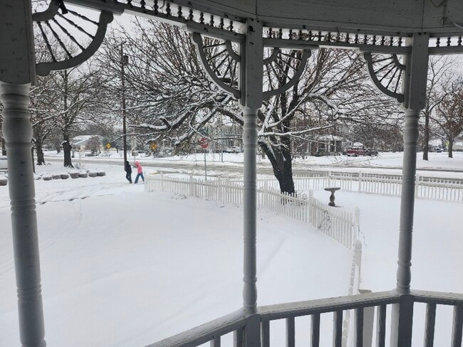 Building Photo - 714 E Lamar St