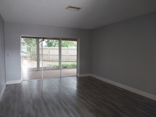 Foto del edificio - 3962 Basswood Dr
