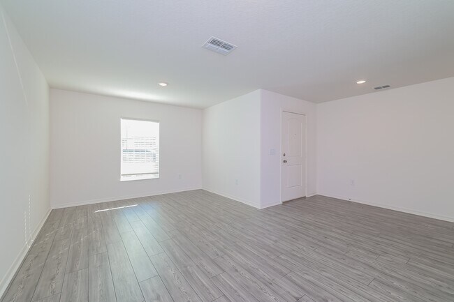 Building Photo - 1367 Swan Lake Cir