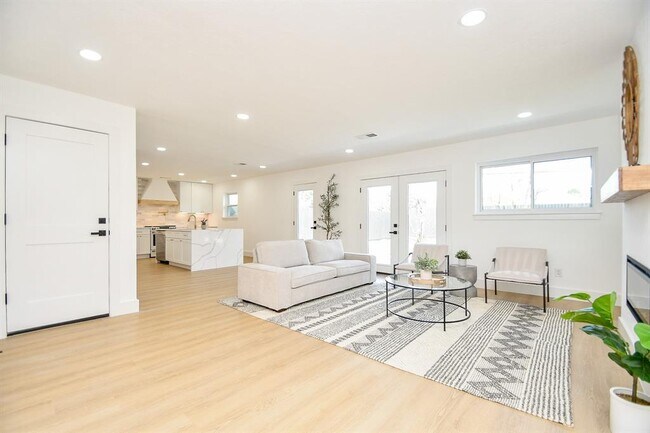 Building Photo - 10634 Inwood Dr