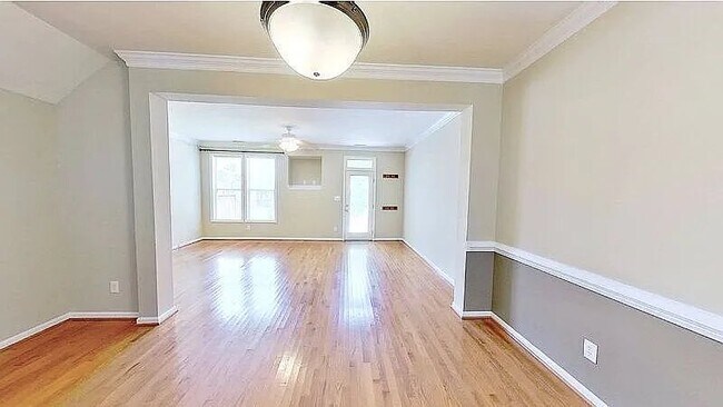 Foto del edificio - 513 Village Loop Dr
