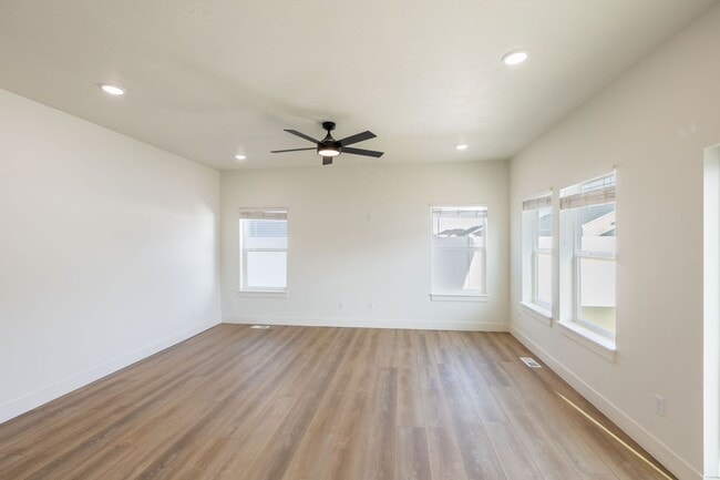 Building Photo - TWIN HOME FOR RENT IN SUGAR CITY - 3 BEDROOMS 2 FULL BATHROOMS