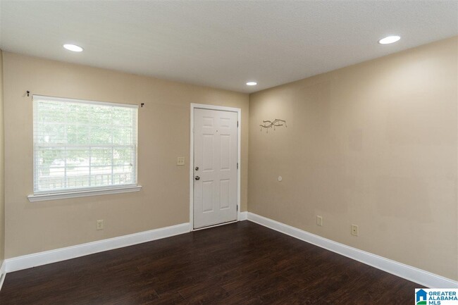 Building Photo - 922 Penny Ln