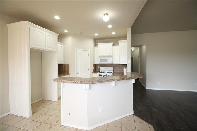 Building Photo - Lovely 4 Bedroom 2 Bathroom Home In Edmond Schools