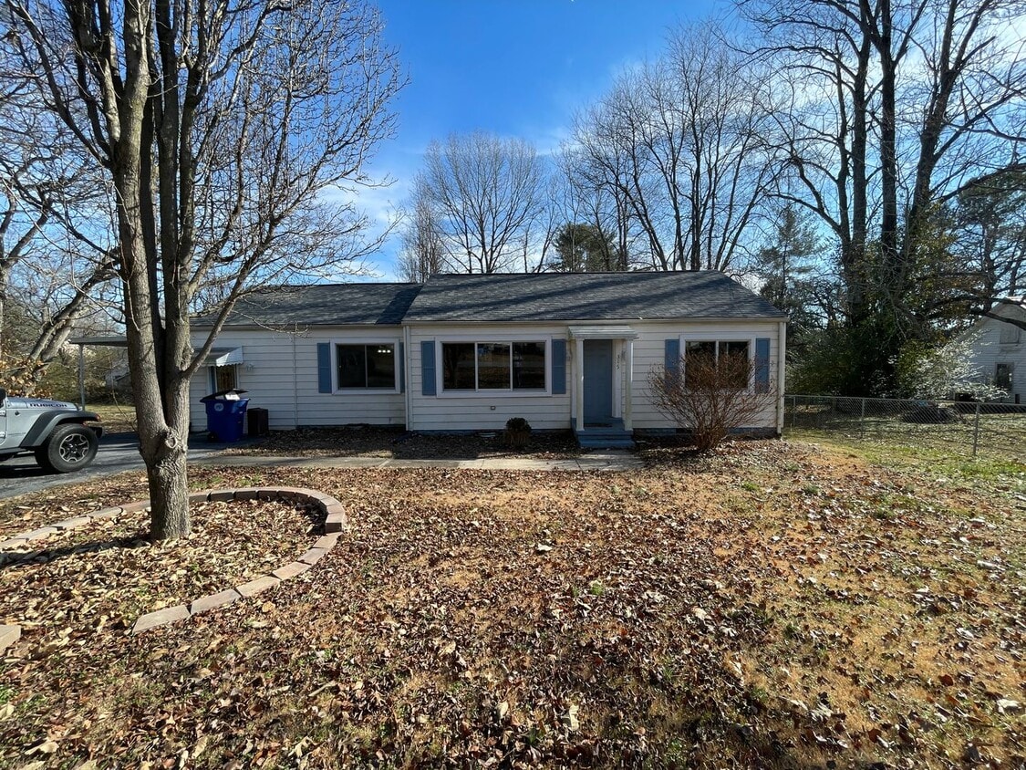 Primary Photo - Huge home with bonus room and fenced in ba...