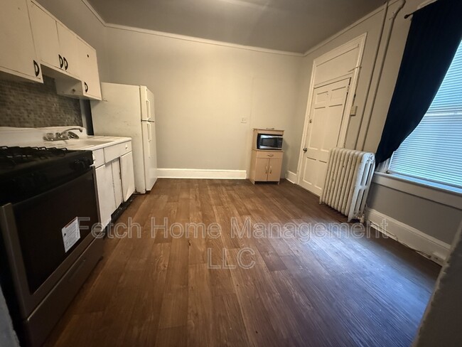 Building Photo - 633 Manor St