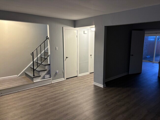 Building Photo - 813 S Grosvenor Ct