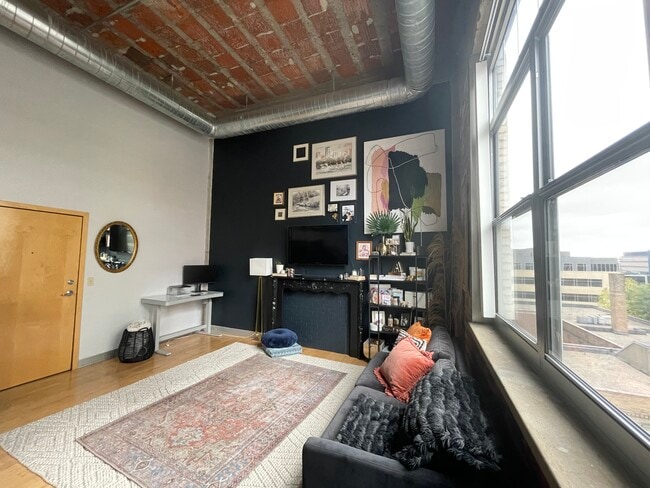 Building Photo - 521 S 7th St