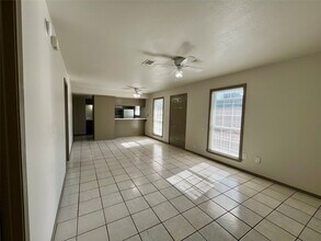 Building Photo - 1042 W Village Ct
