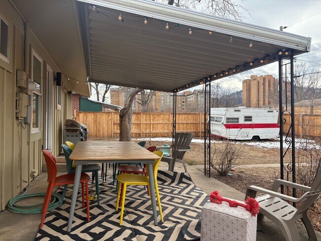 Foto del edificio - 3 Bed 1 Bath Home W/Large Backyard Walking Distance To Everything.