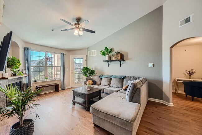 Foto del edificio - 1 bed 1 bath w/ near DIA! $500 MOVE IN SPECIAL