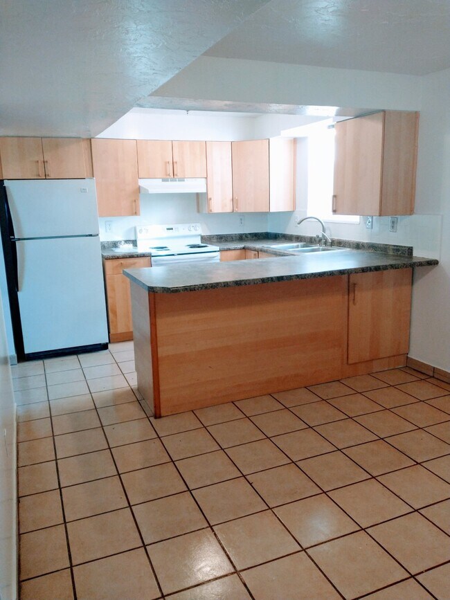 kitchen - 2537 W Robin Rd