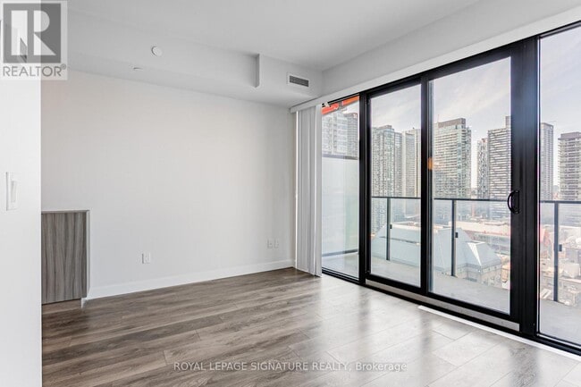 Building Photo - 215 Queen St W