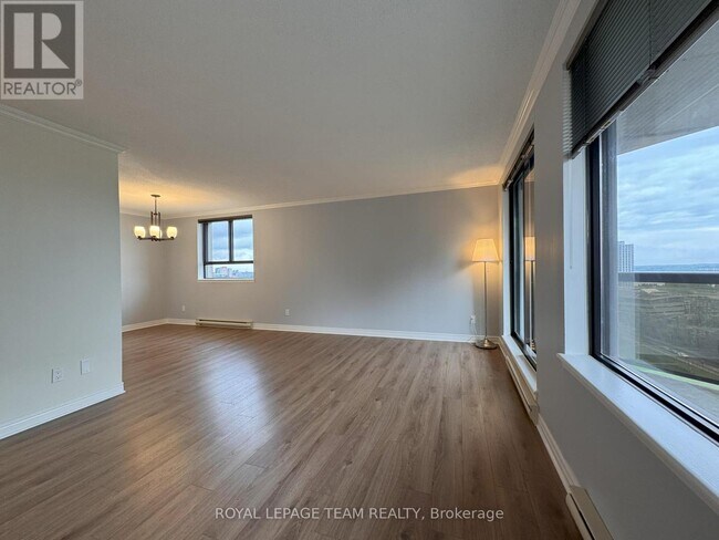 Photo du bâtiment - 470 Laurier Ave W