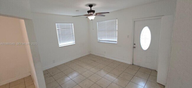 Foto del edificio - 1221 NW 23rd Terrace