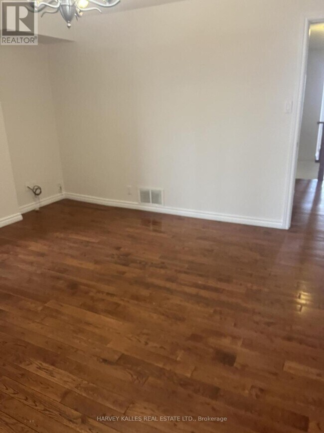 Photo du bâtiment - 916 Bloor St W