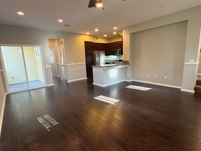 Foto del edificio - Tri-Level Condo within Walking Distance to...