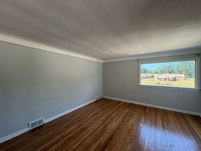 Foto del edificio - 1482 Dille Rd