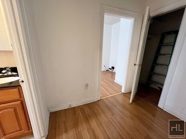 Foto del edificio - 2-Bedroom 1-Bathroom in an amazing Astoria  Location