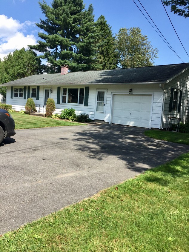 9016 Sunrise Dr, Rome, NY 13440 House for Rent in Rome, NY