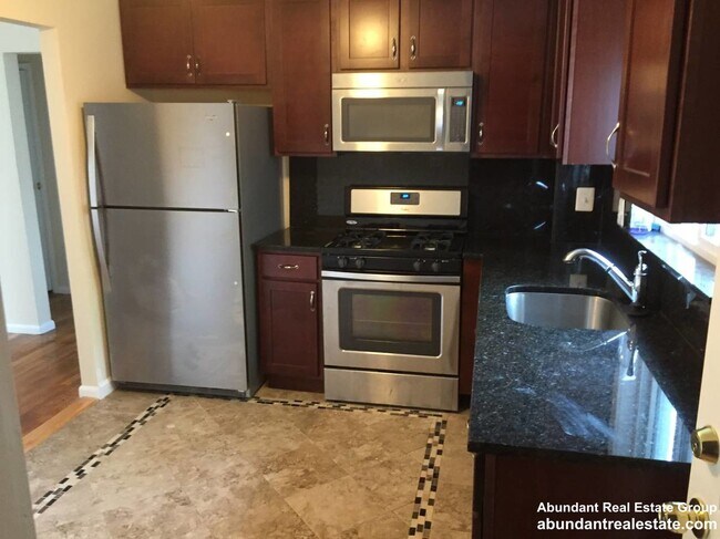 Building Photo - 17 Oxford Cir