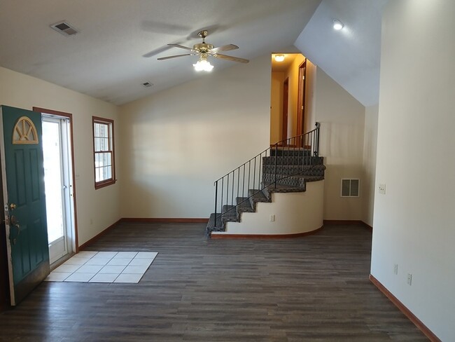Building Photo - MOVE IN READY!!! 3 Bedroom, 2 Bath, 2 car Garage House For Rent