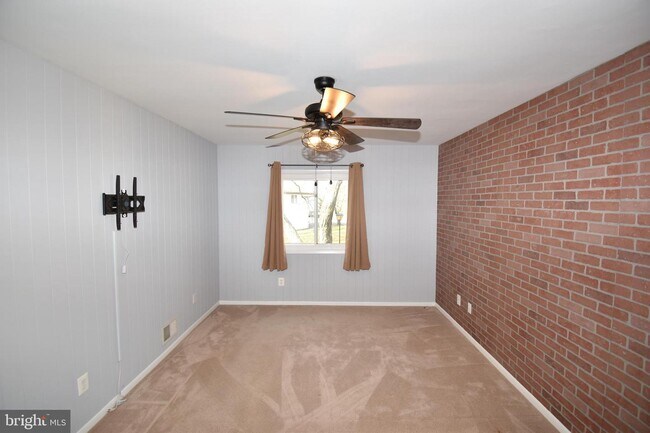 Building Photo - 1910 Everglade Ct