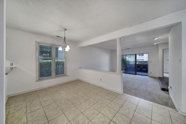 Building Photo - Charming 2 Bed 2 Bath Condo