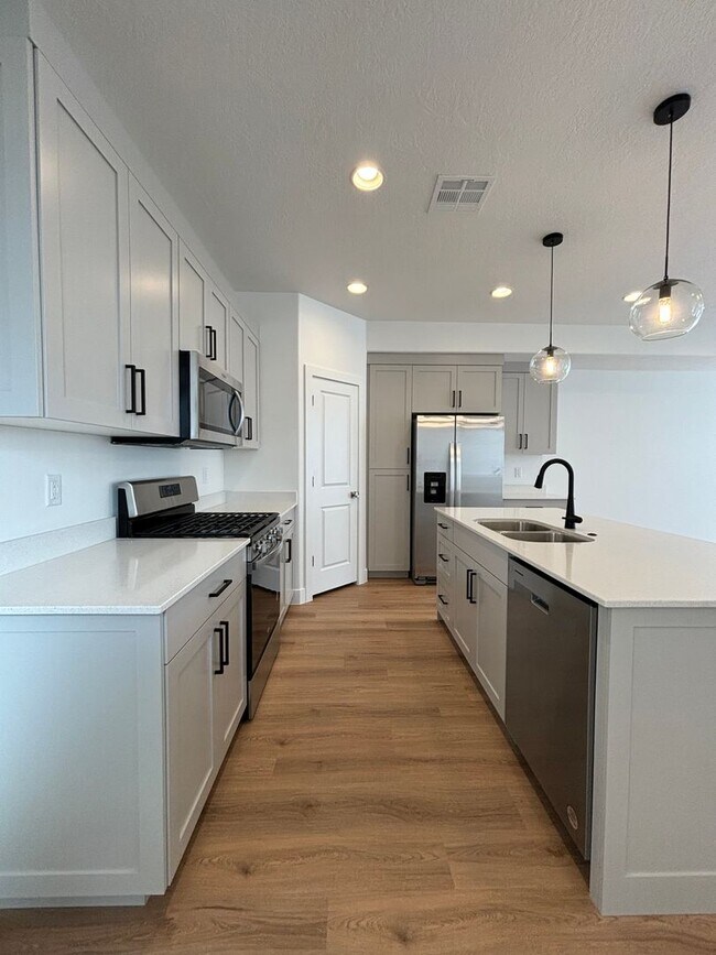 Foto del edificio - Woodland Estates Townhome! - END UNIT!!