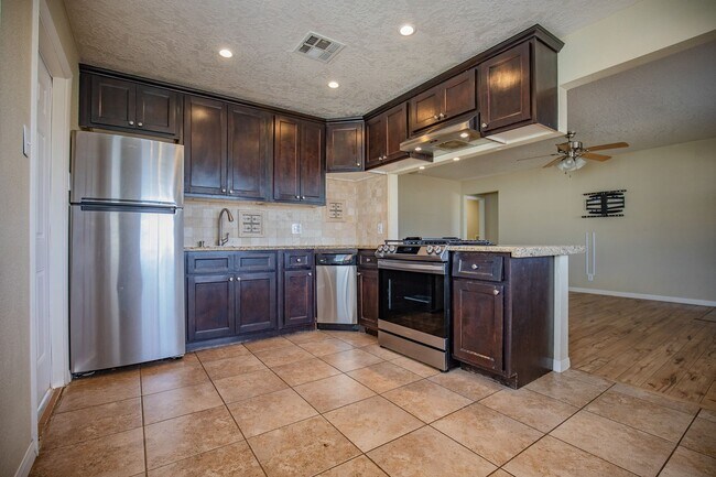 Building Photo - Charming 3 bedroom, 2 bath