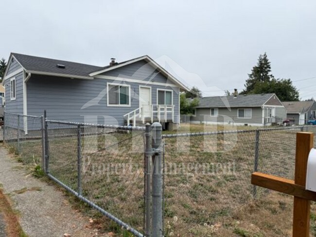 Foto del edificio - UPDATED 1 STORY 4 BED 2 BATH 2 CAR GARAGE ...