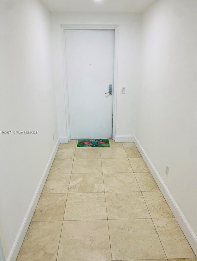 Foto del edificio - 14951 Royal Oaks Ln