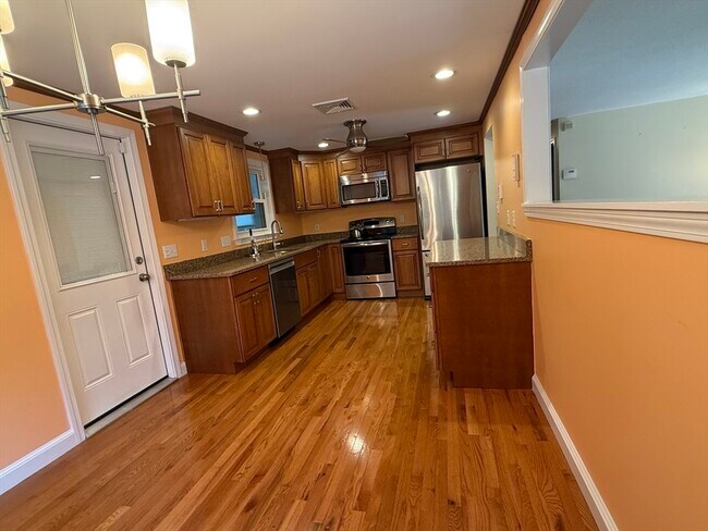 Building Photo - 9 Brookdale Cir