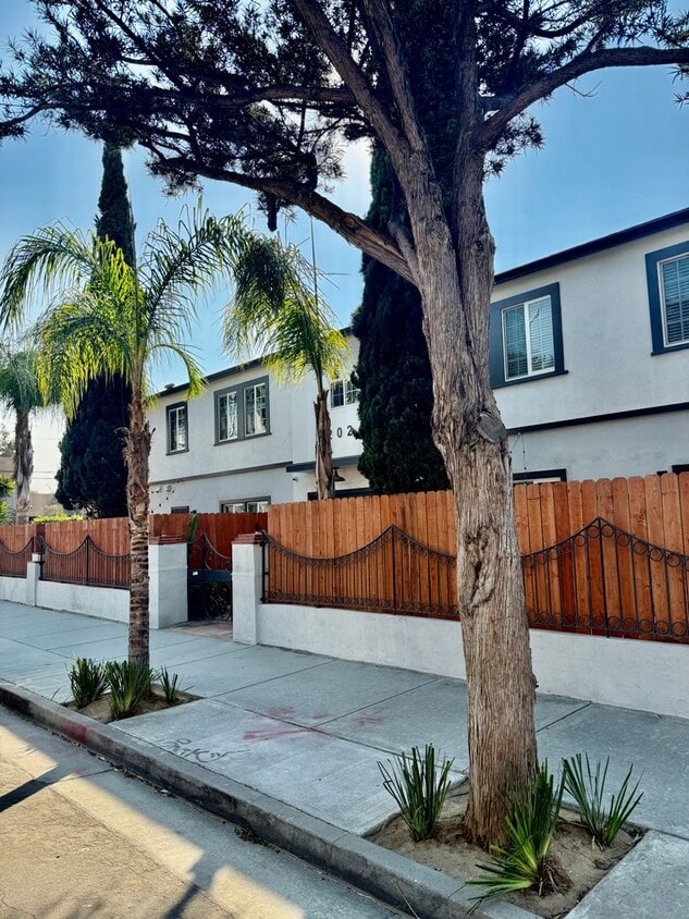 Primary Photo - Fabulous 2 bedroom just steps to the BEACH!